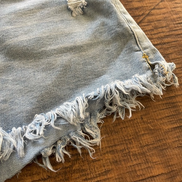 Light wash fringe jean shorts - Picture 6 of 8